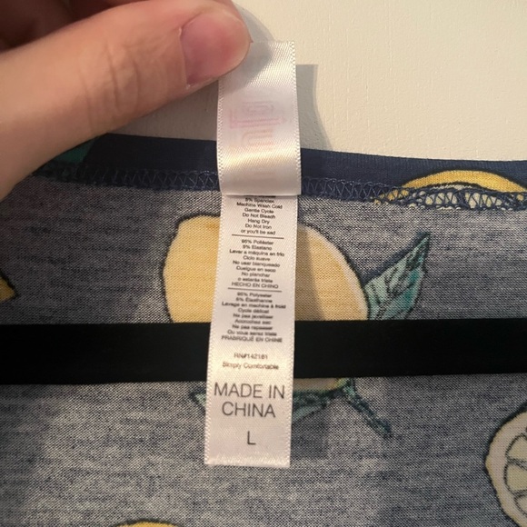 Lularoe Large Lemon Print Classic T - Picture 4 of 4